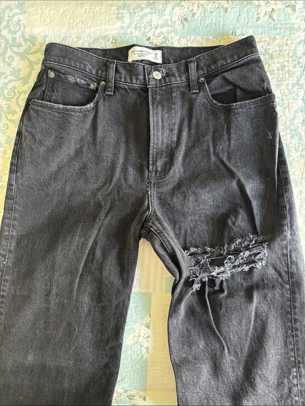 ABERCROMBIE & FITCH Black Denim ‘90’s Relaxed Jeans in Size 28/6L